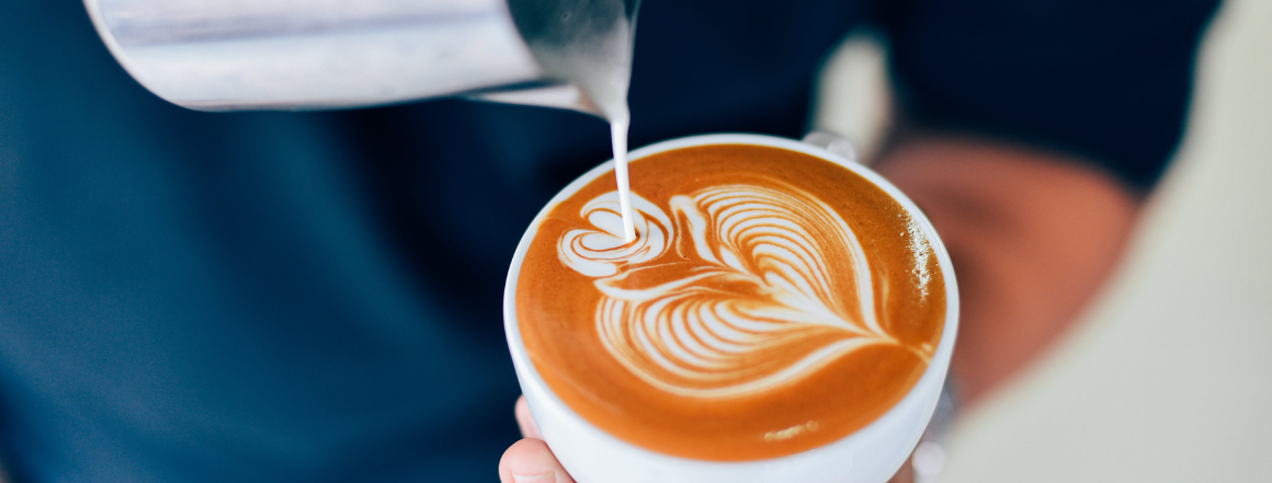 Latte art Cappuccino z kávy Alesio v bílém šálku
